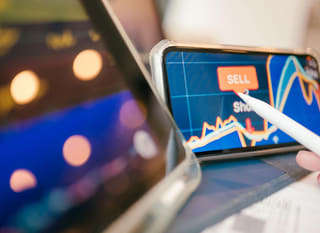 Operador multiactivo que examina opciones de Bitcoin, Ethereum y forex