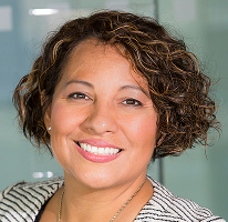 Claire Ashford, directora de cumplimiento y experta financiera, retrato.